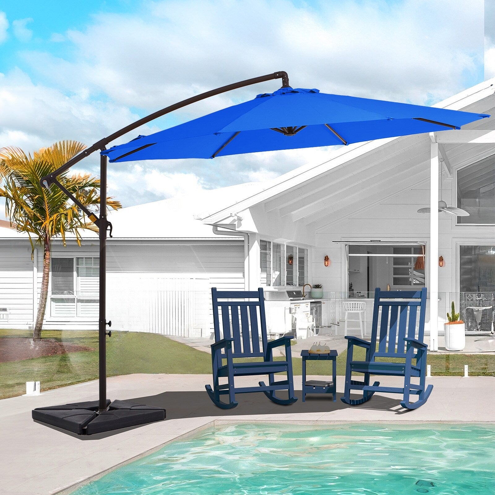 10 Fuß großer, freitragender Stahlschirm mit Kurbelmechanismus und beschwertem Fuß