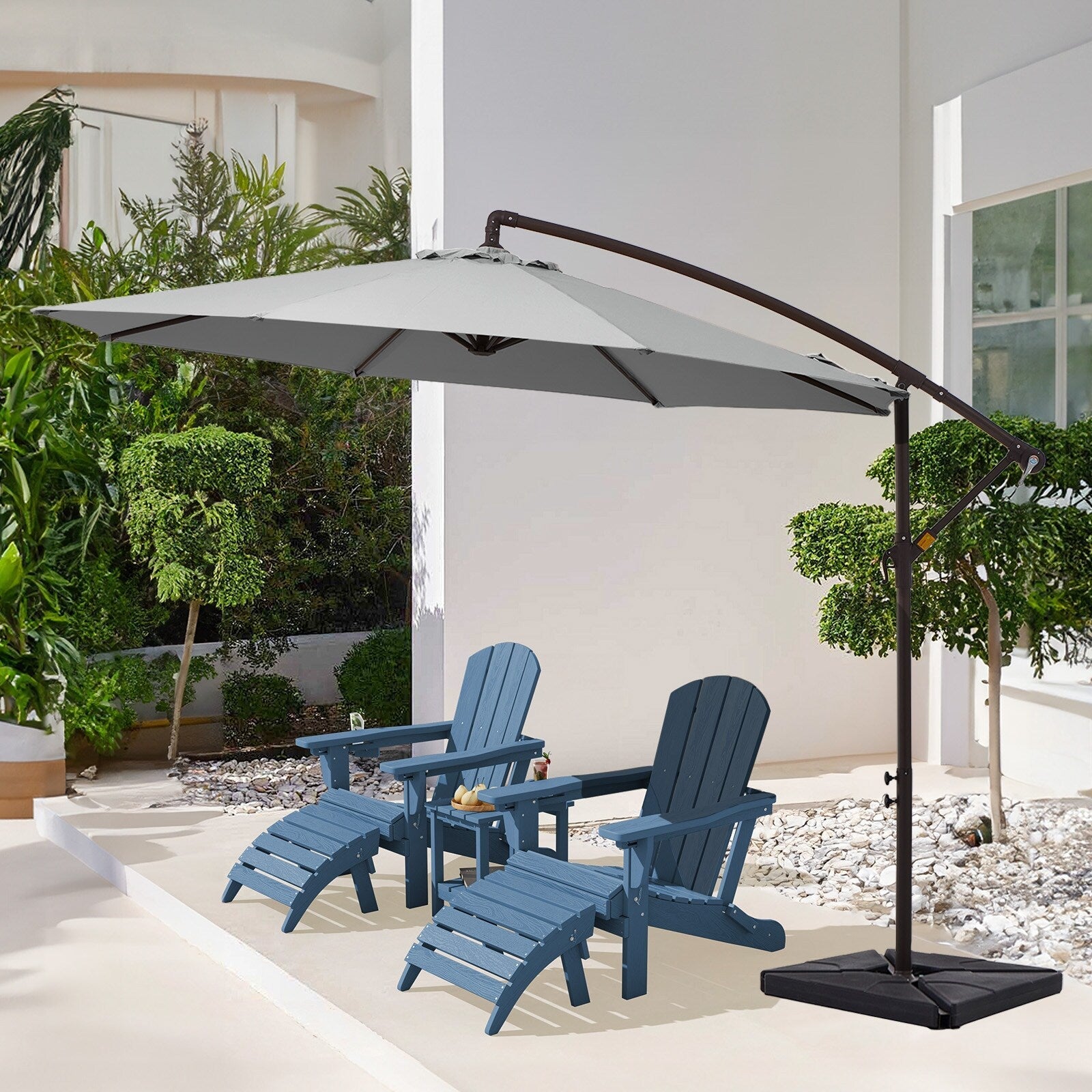 10 Fuß großer, freitragender Stahlschirm mit Kurbelmechanismus und beschwertem Fuß