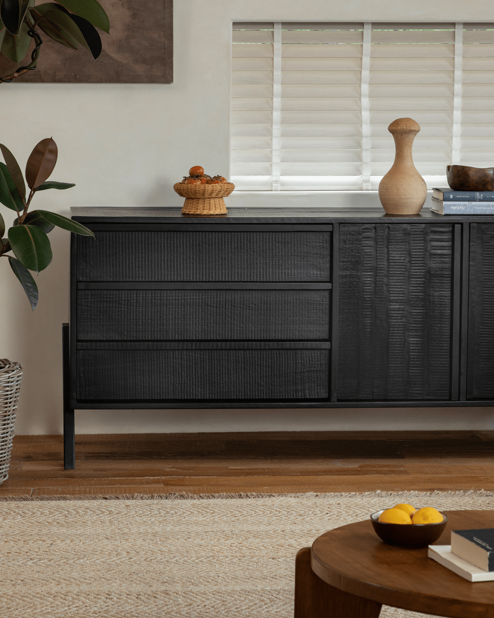 Nr. 32 Schwarzes Sideboard