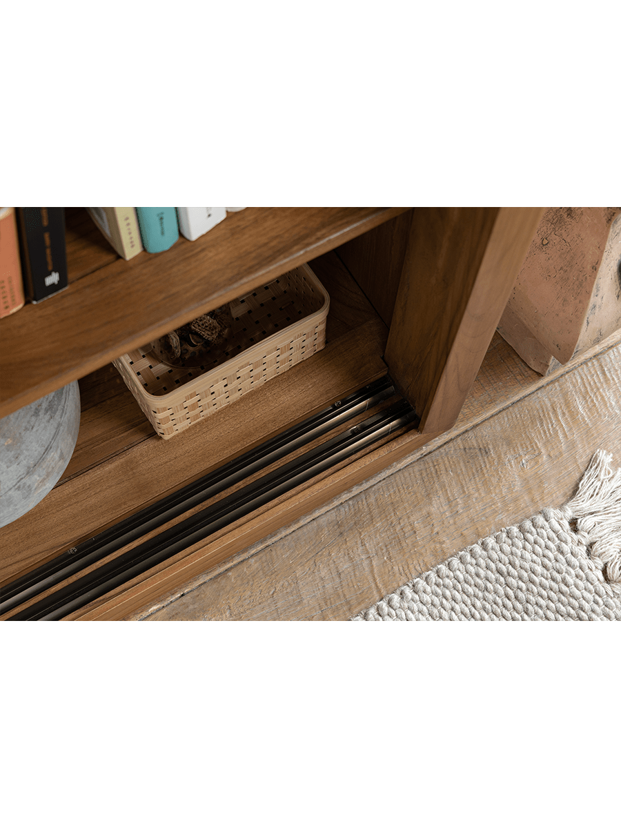 Bücherregal mit Glasfront