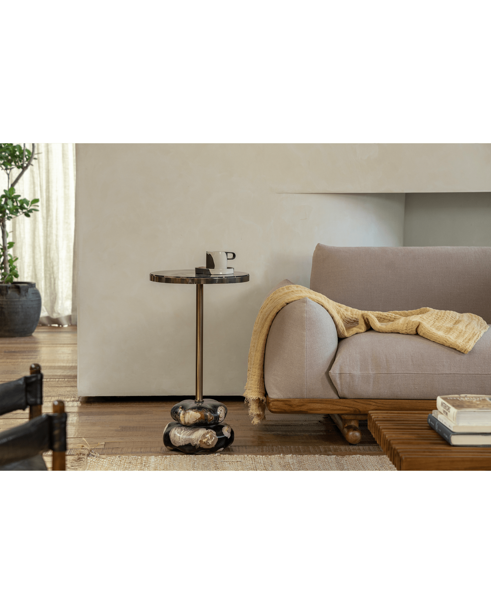 Lolli Beistelltisch aus versteinertem Holz