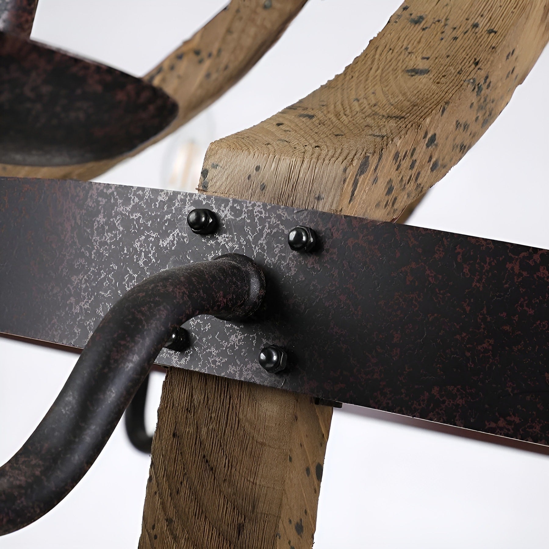 Zweistöckiger Kronleuchter im französischen Landhausstil mit 12 Leuchten in Form eines Weinfasses