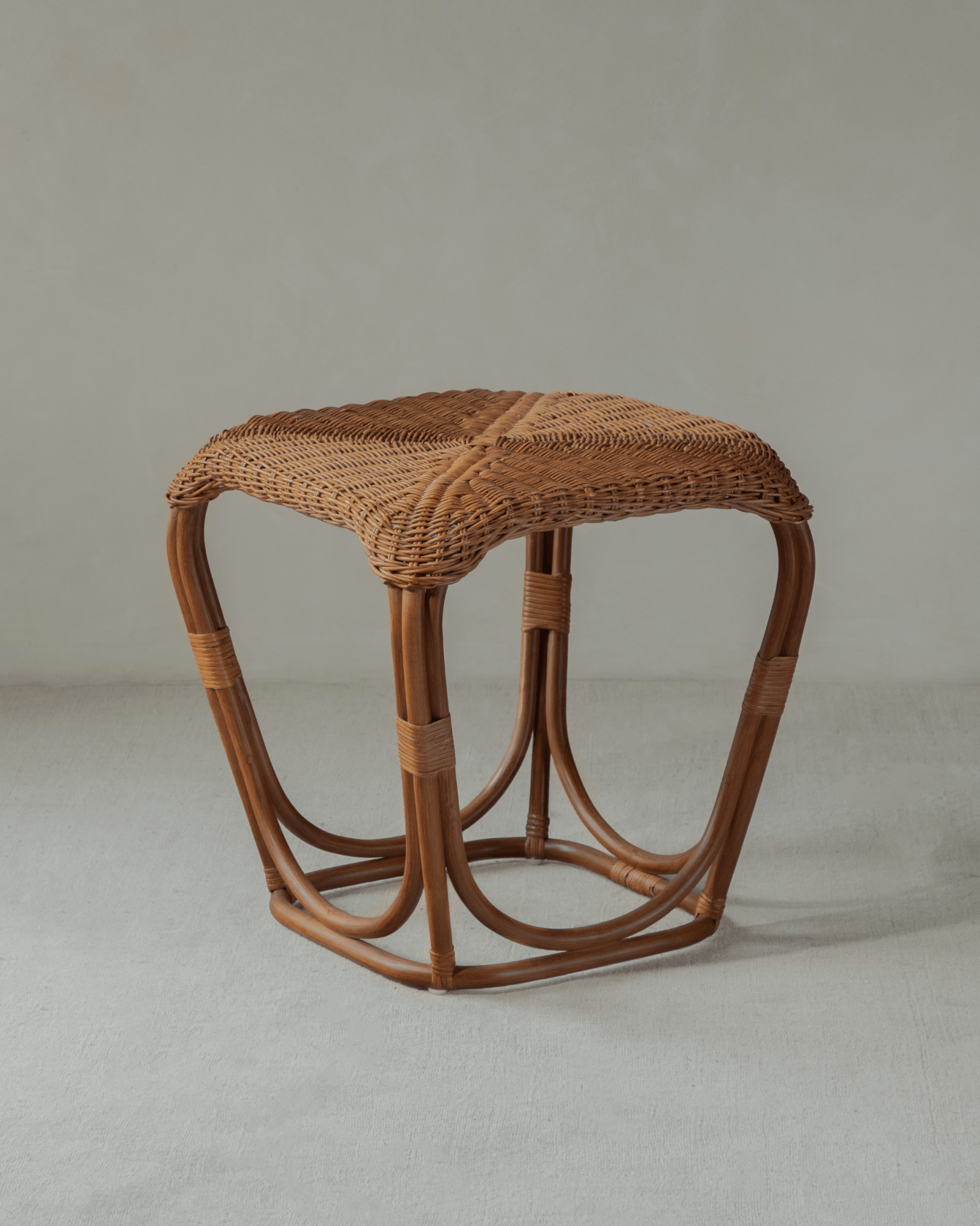 Beistelltisch aus Kiefernzapfen-Rattan