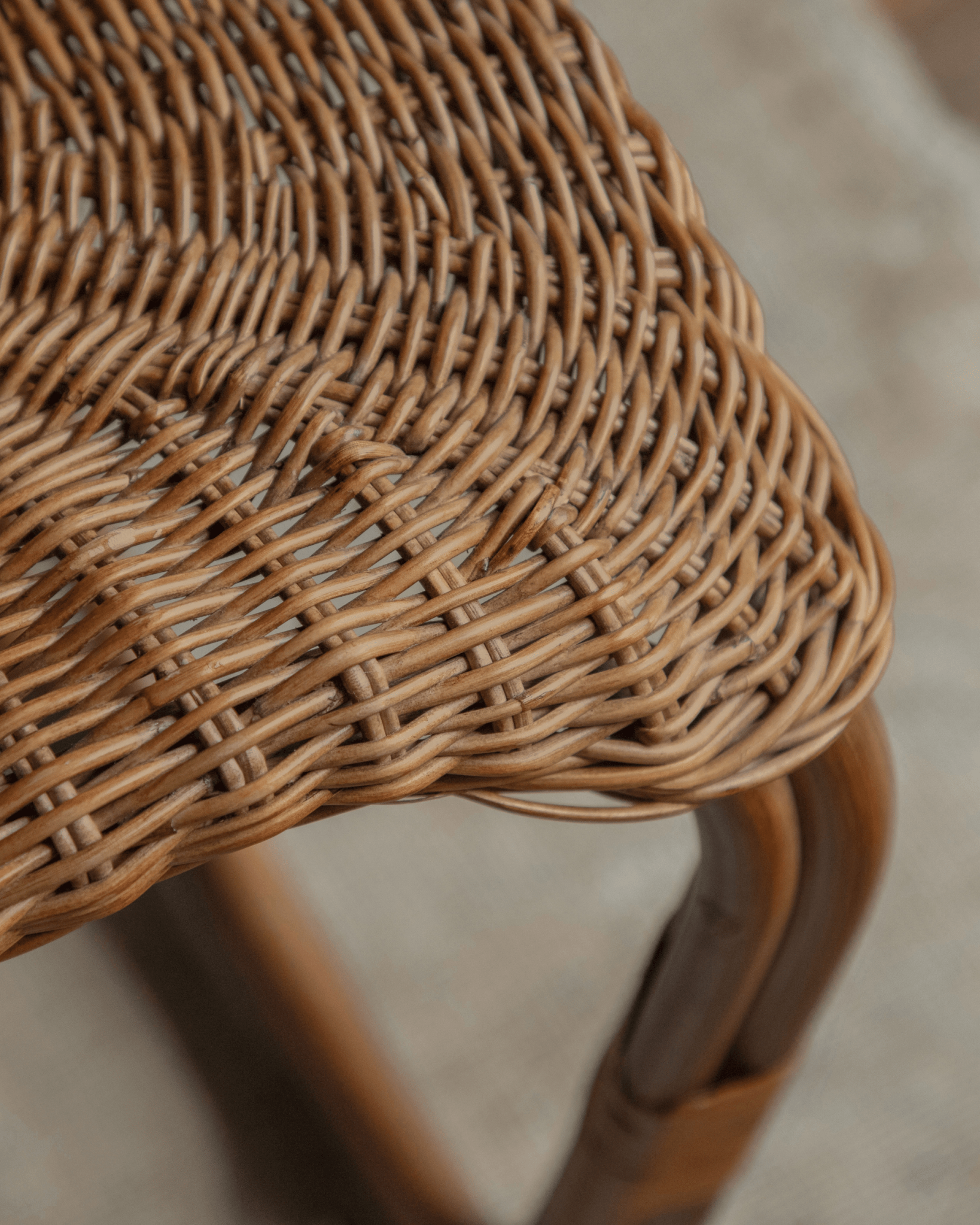 Beistelltisch aus Kiefernzapfen-Rattan