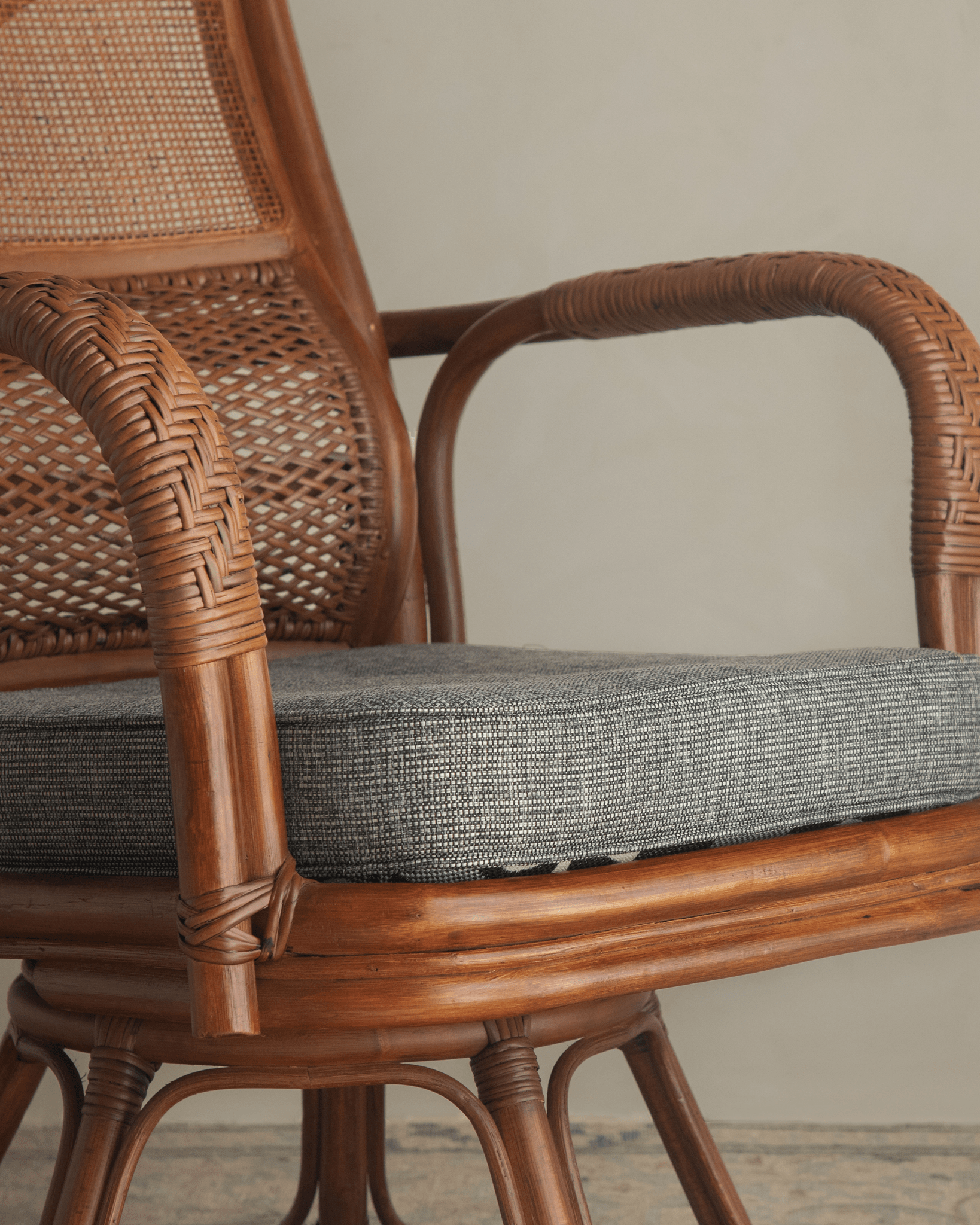 Gakusha Rattan-Drehstuhl