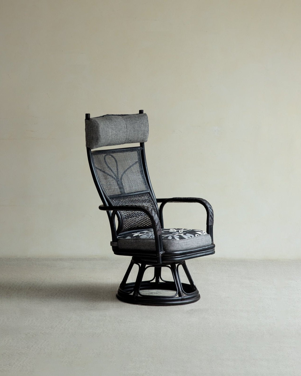 Gakusha Rattan-Drehstuhl