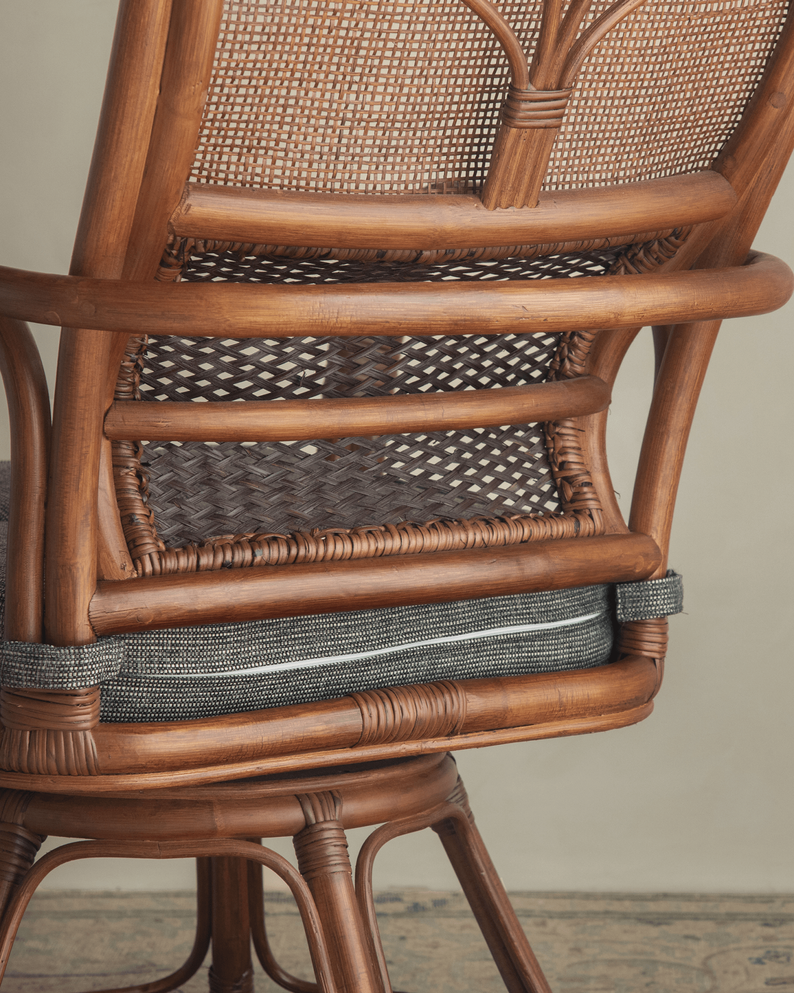 Gakusha Rattan-Drehstuhl