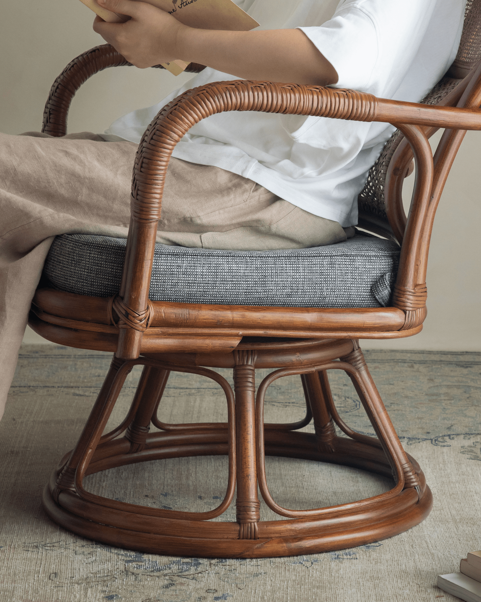 Gakusha Rattan-Drehstuhl