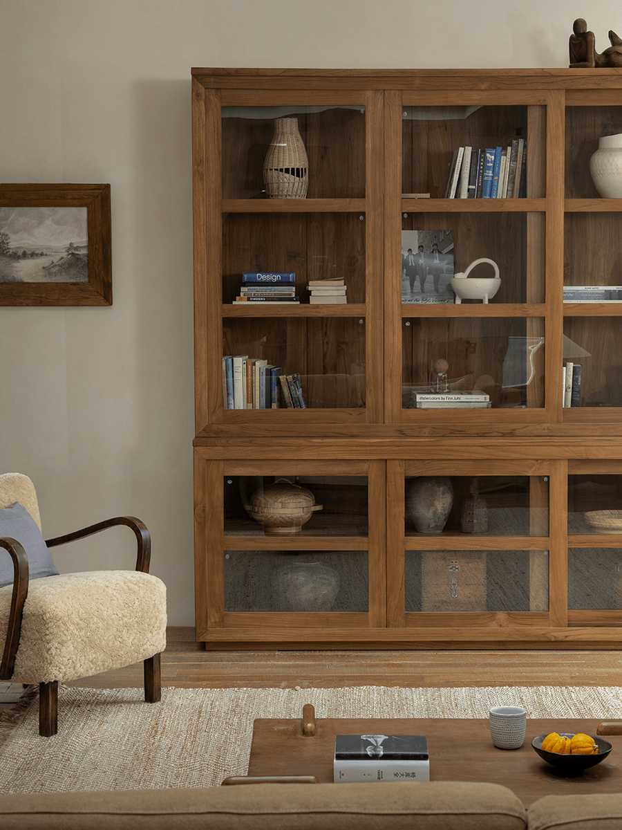 Bücherregal mit Glasfront