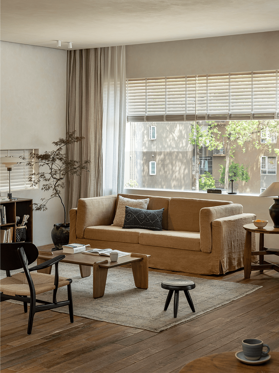 Sofa mit Rock aus Leinen