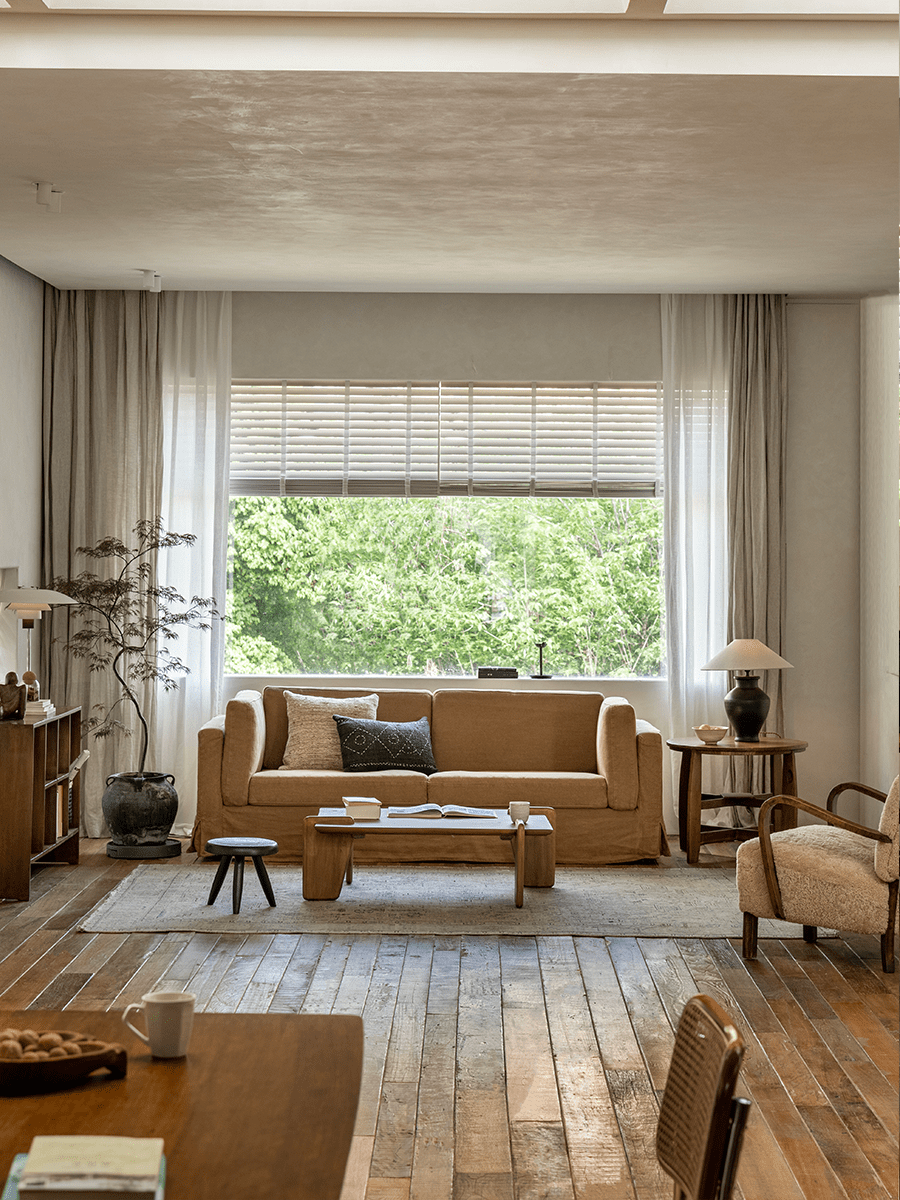 Sofa mit Rock aus Leinen