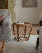 Beistelltisch aus Kiefernzapfen-Rattan