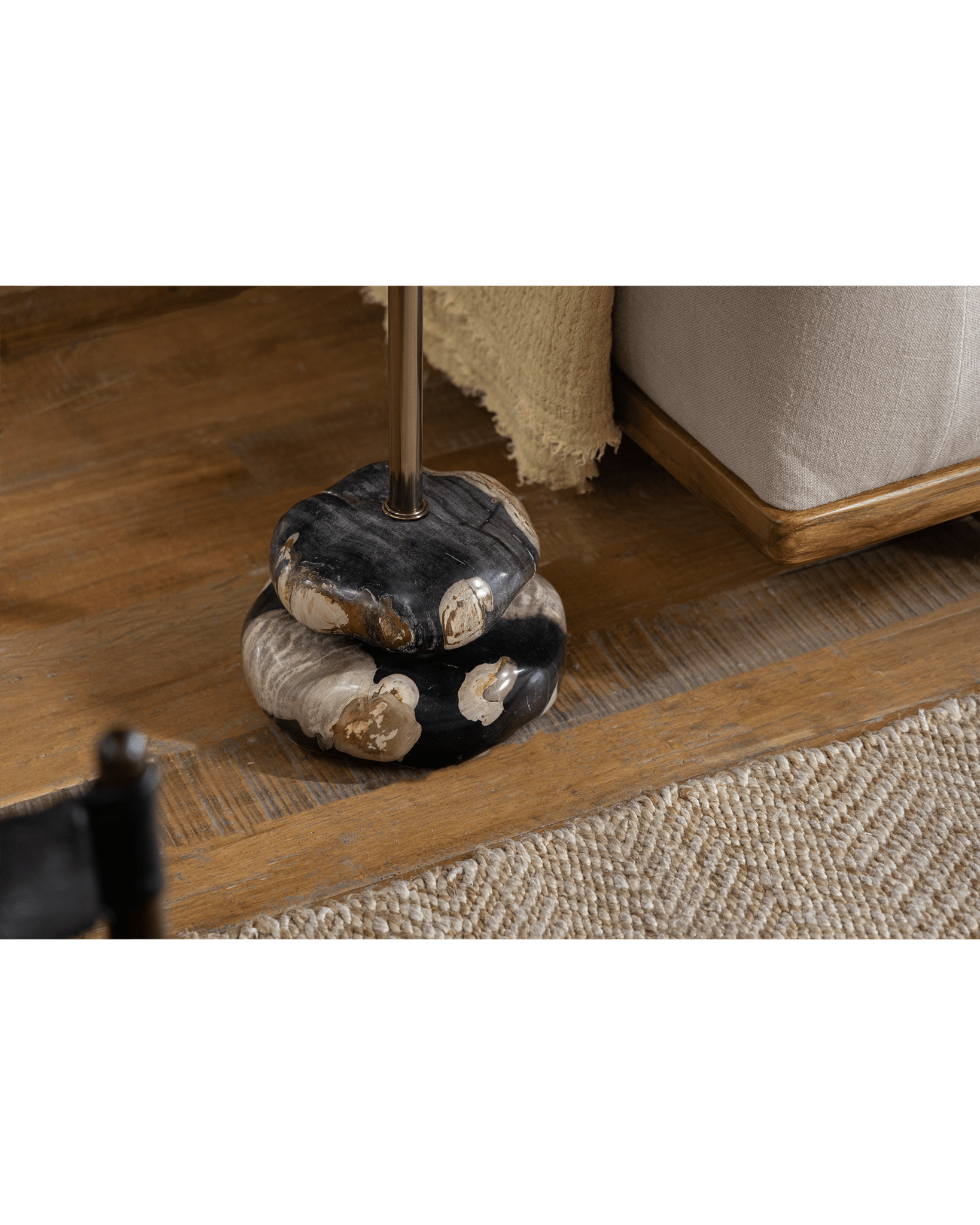 Lolli Beistelltisch aus versteinertem Holz