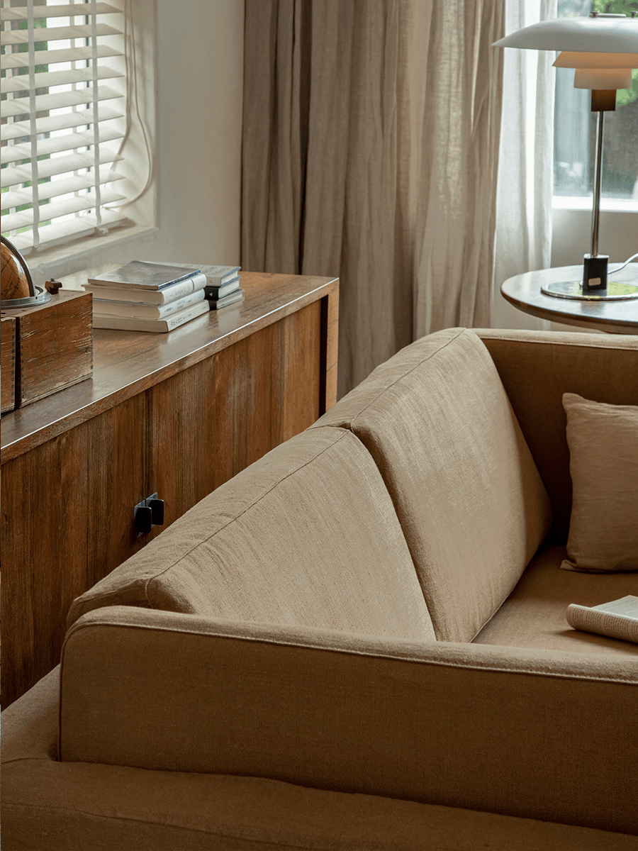 Sofa mit Rock aus Leinen