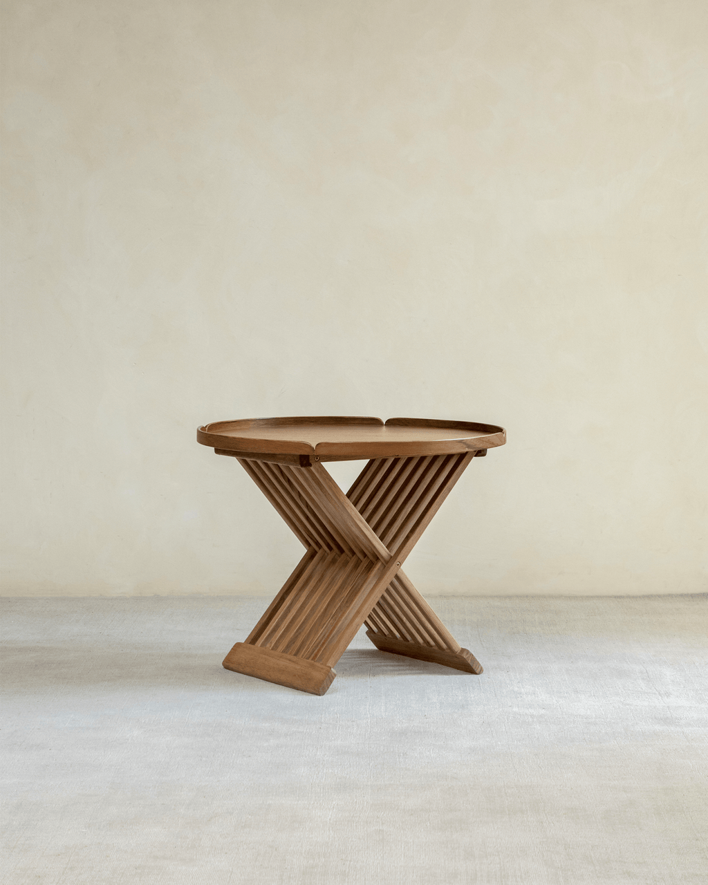 Klappbarer Couchtisch mit Tischplatte