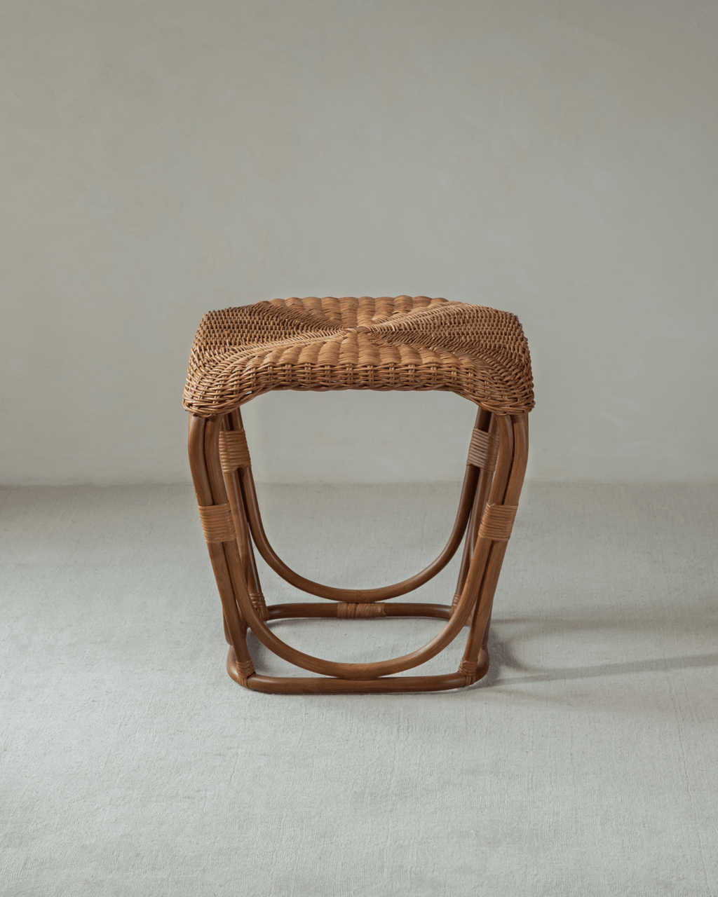 Beistelltisch aus Kiefernzapfen-Rattan