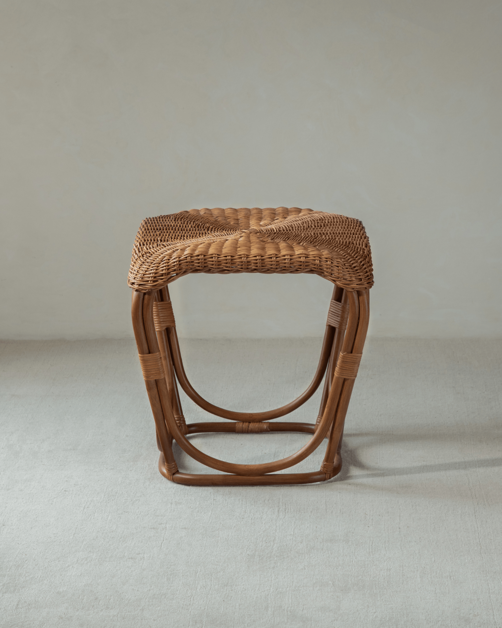 Beistelltisch aus Kiefernzapfen-Rattan