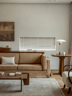 Sofa mit Rock aus Leinen