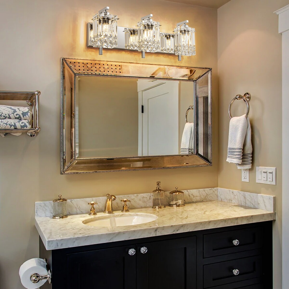 Moderne 3-flammige, glamouröse Badezimmer-Wandleuchte mit Kristalloptik für den Spiegel