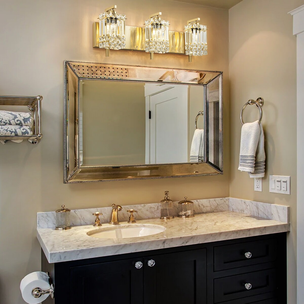 Moderne 3-flammige, glamouröse Badezimmer-Wandleuchte mit Kristalloptik für den Spiegel