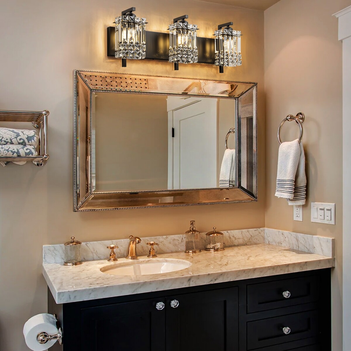 Moderne 3-flammige, glamouröse Badezimmer-Wandleuchte mit Kristalloptik für den Spiegel