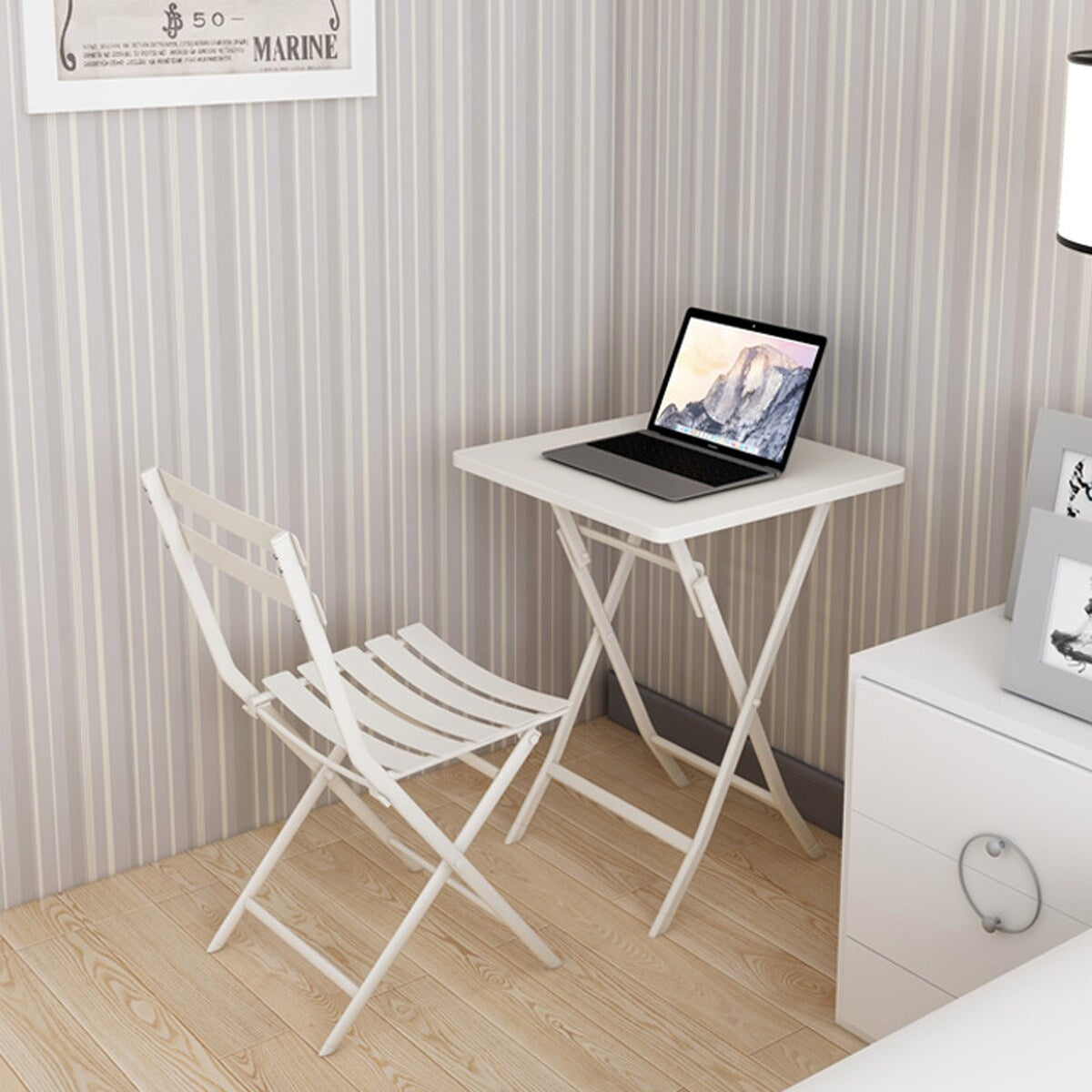 3-teiliges minimalistisches Bistro-Set für die Terrasse, bestehend aus klappbarem quadratischem Tisch und Stühlen