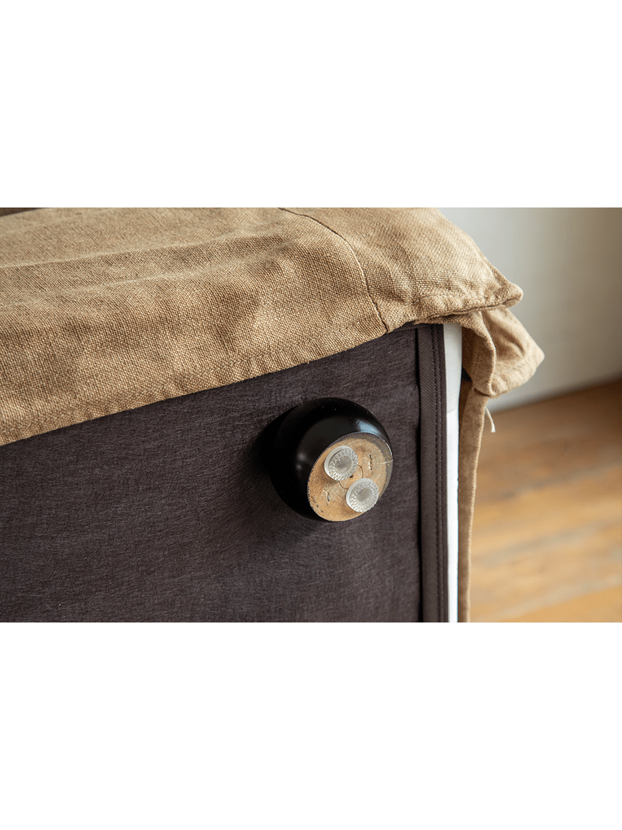 Sofa mit Rock aus Leinen