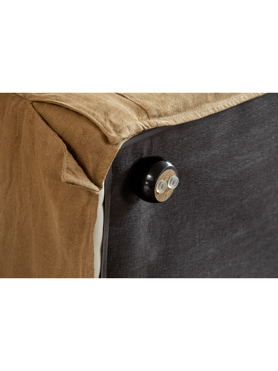 Sofa mit Rock aus Leinen