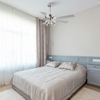 52-Zoll-Deckenventilator für den Innenbereich, dimmbar, mit LED-Beleuchtung und Fernbedienung, in Chrom/Schwarz.