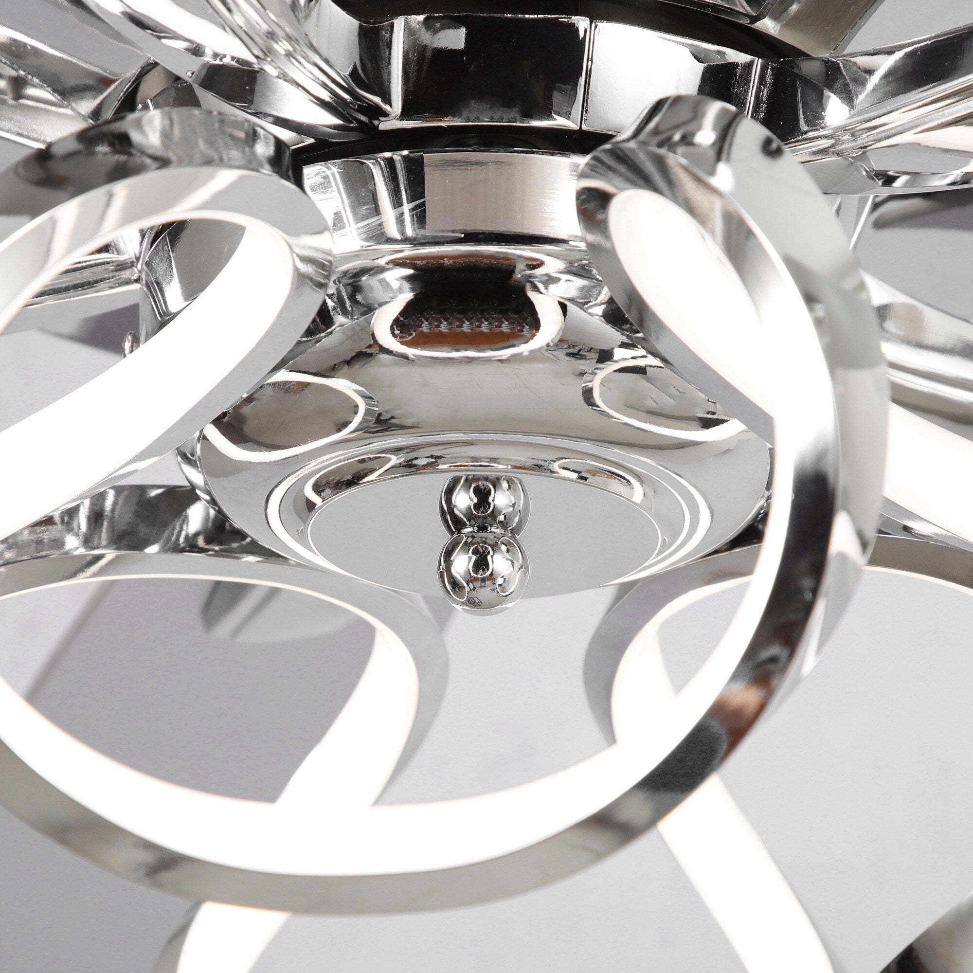 52-Zoll-Deckenventilator für den Innenbereich, dimmbar, mit LED-Beleuchtung und Fernbedienung, in Chrom/Schwarz.