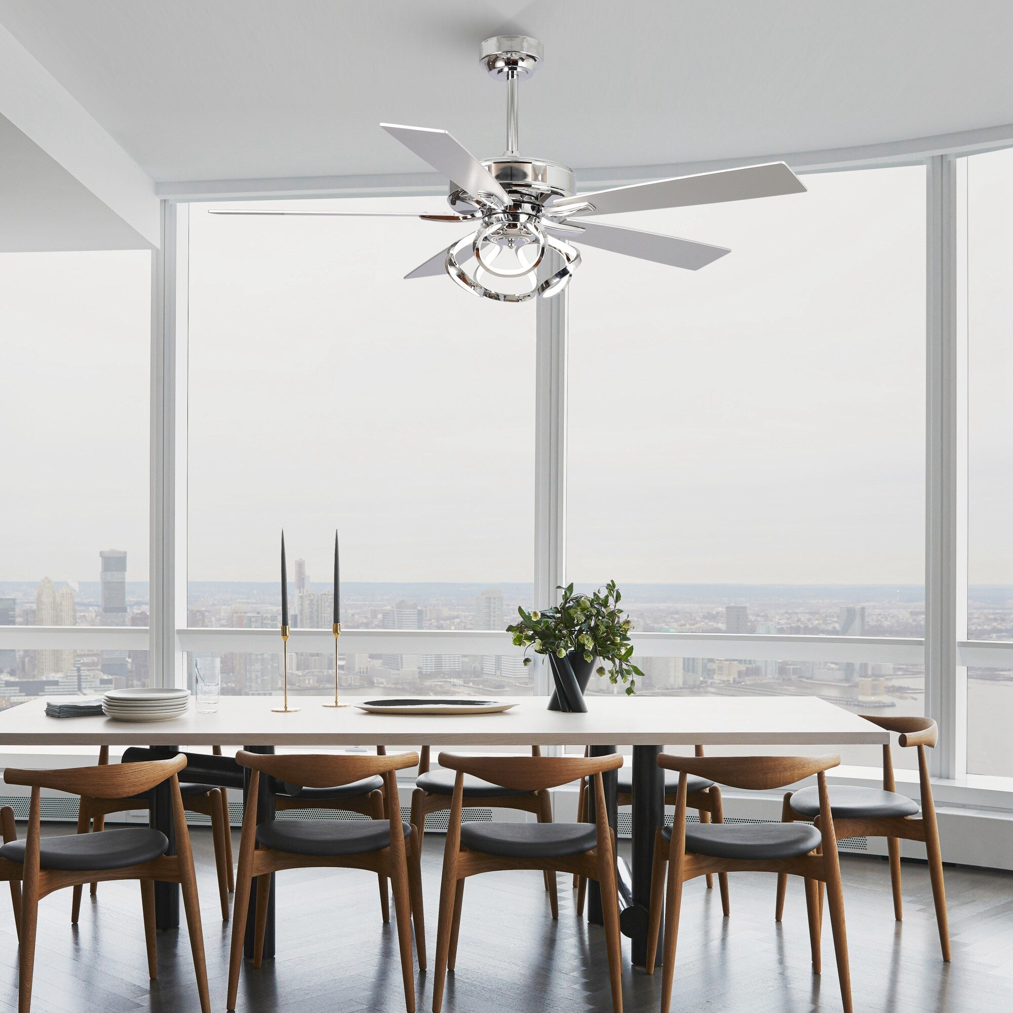 52-Zoll-Deckenventilator für den Innenbereich, dimmbar, mit LED-Beleuchtung und Fernbedienung, in Chrom/Schwarz.