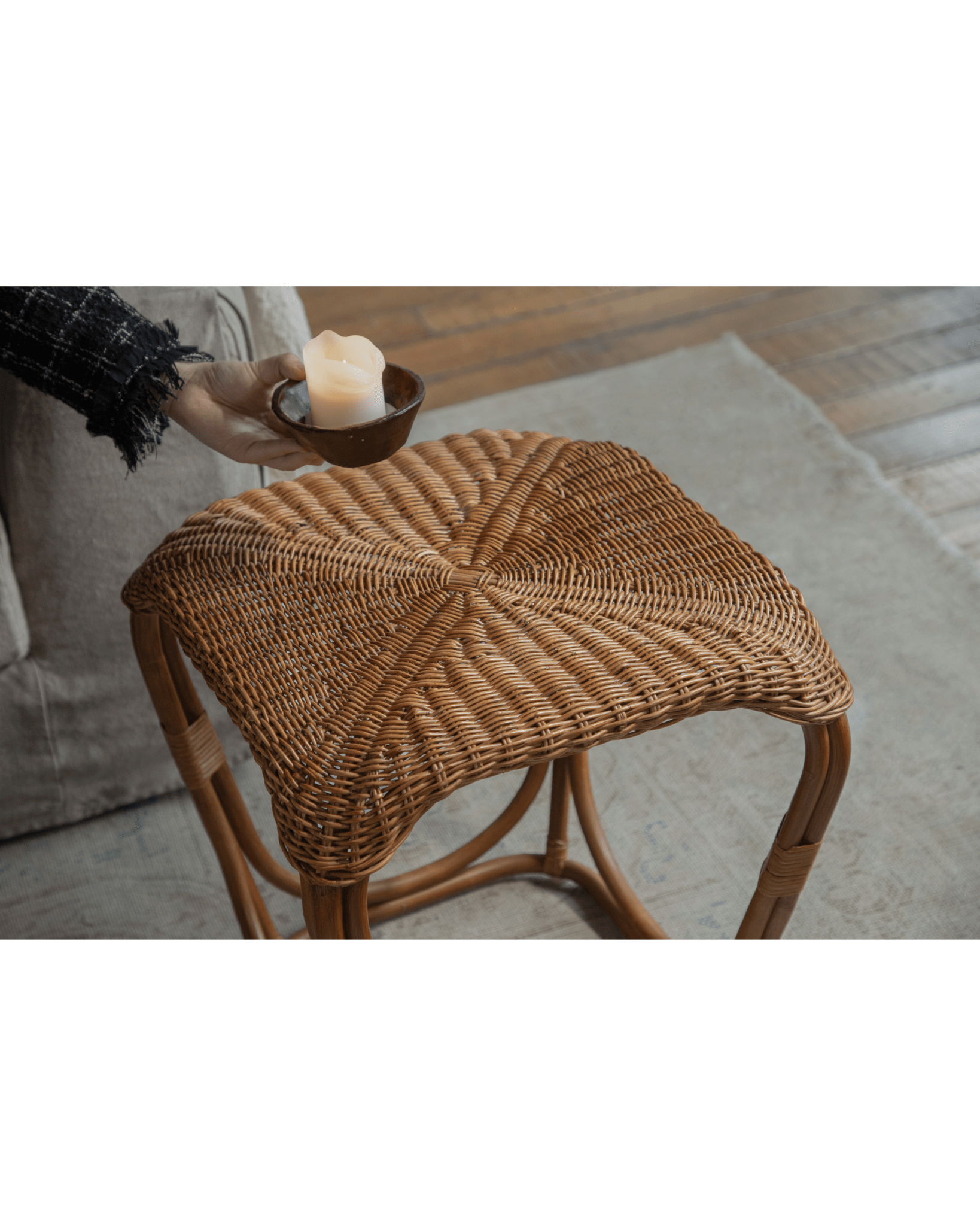 Beistelltisch aus Kiefernzapfen-Rattan