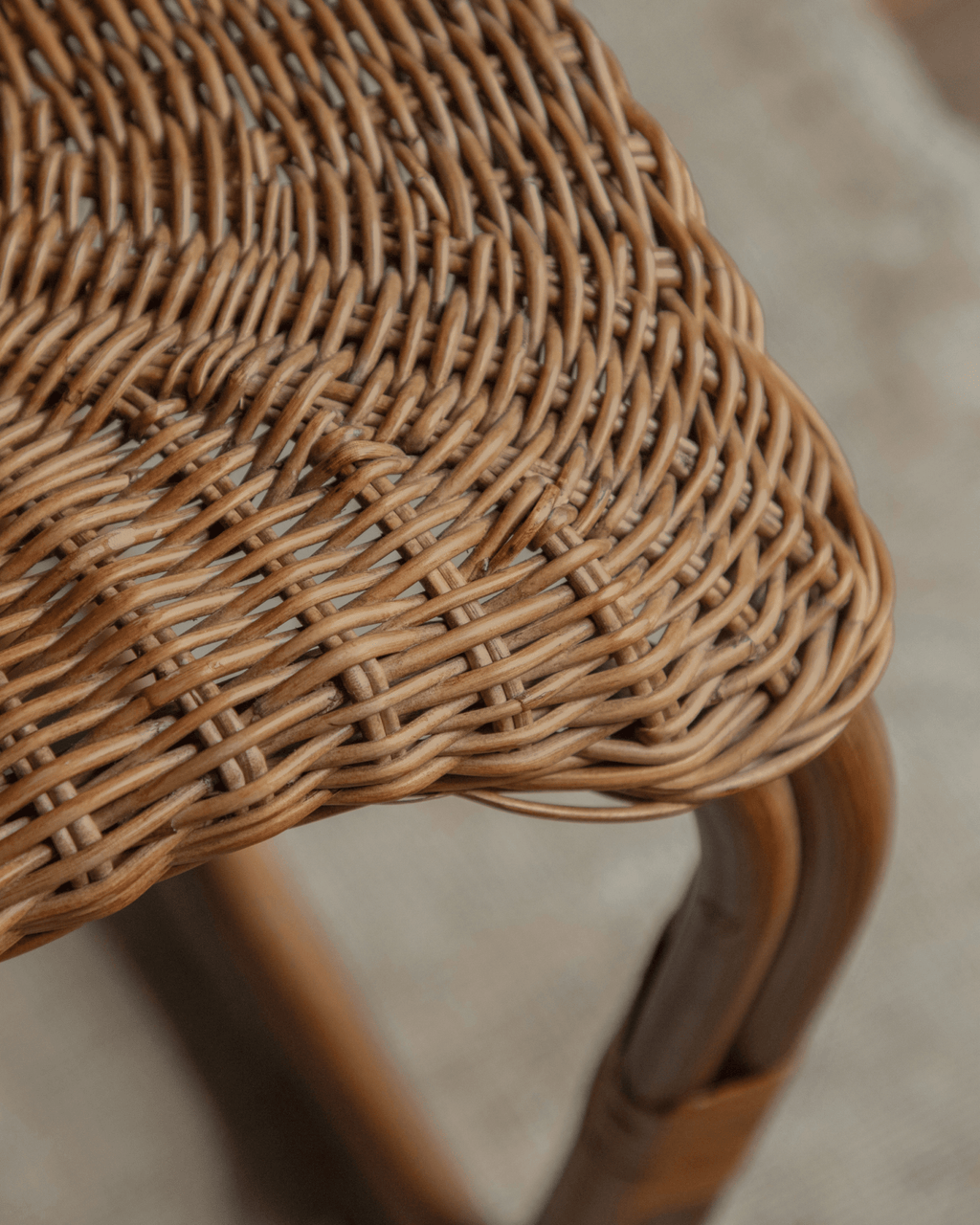 Beistelltisch aus Kiefernzapfen-Rattan