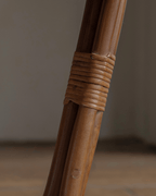 Beistelltisch aus Kiefernzapfen-Rattan