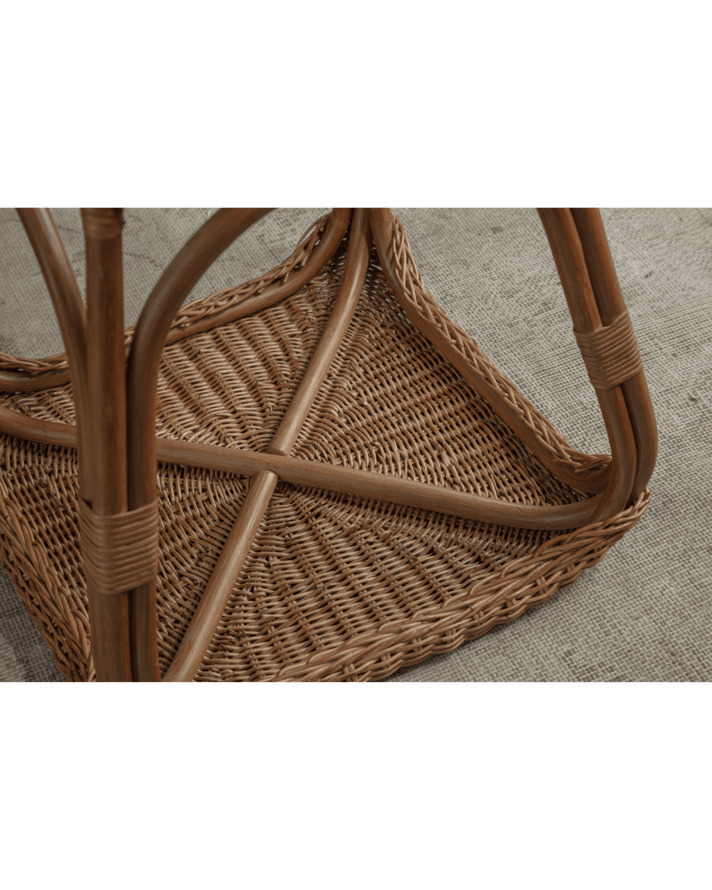 Beistelltisch aus Kiefernzapfen-Rattan