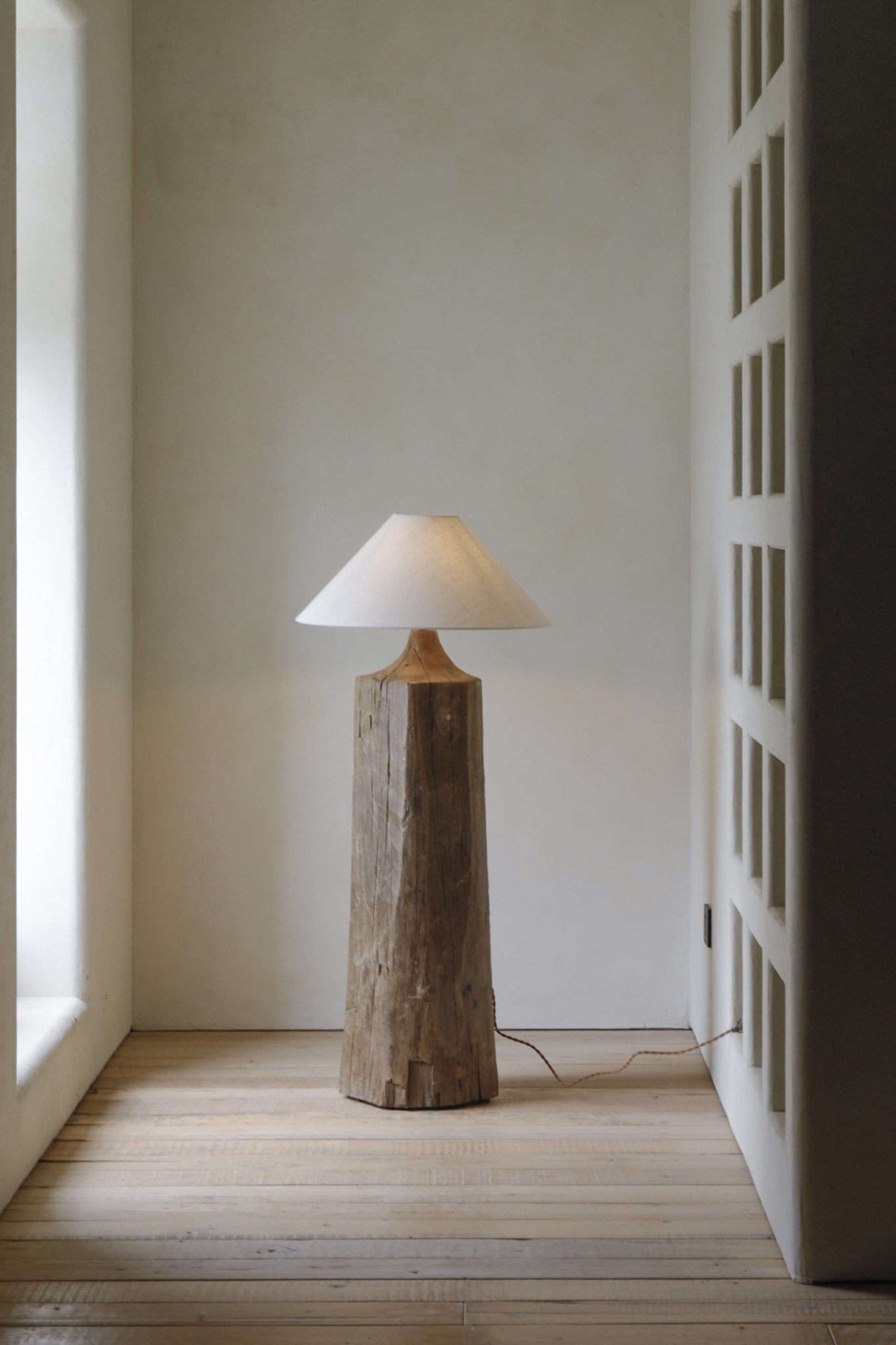 Stehlampe aus Holz