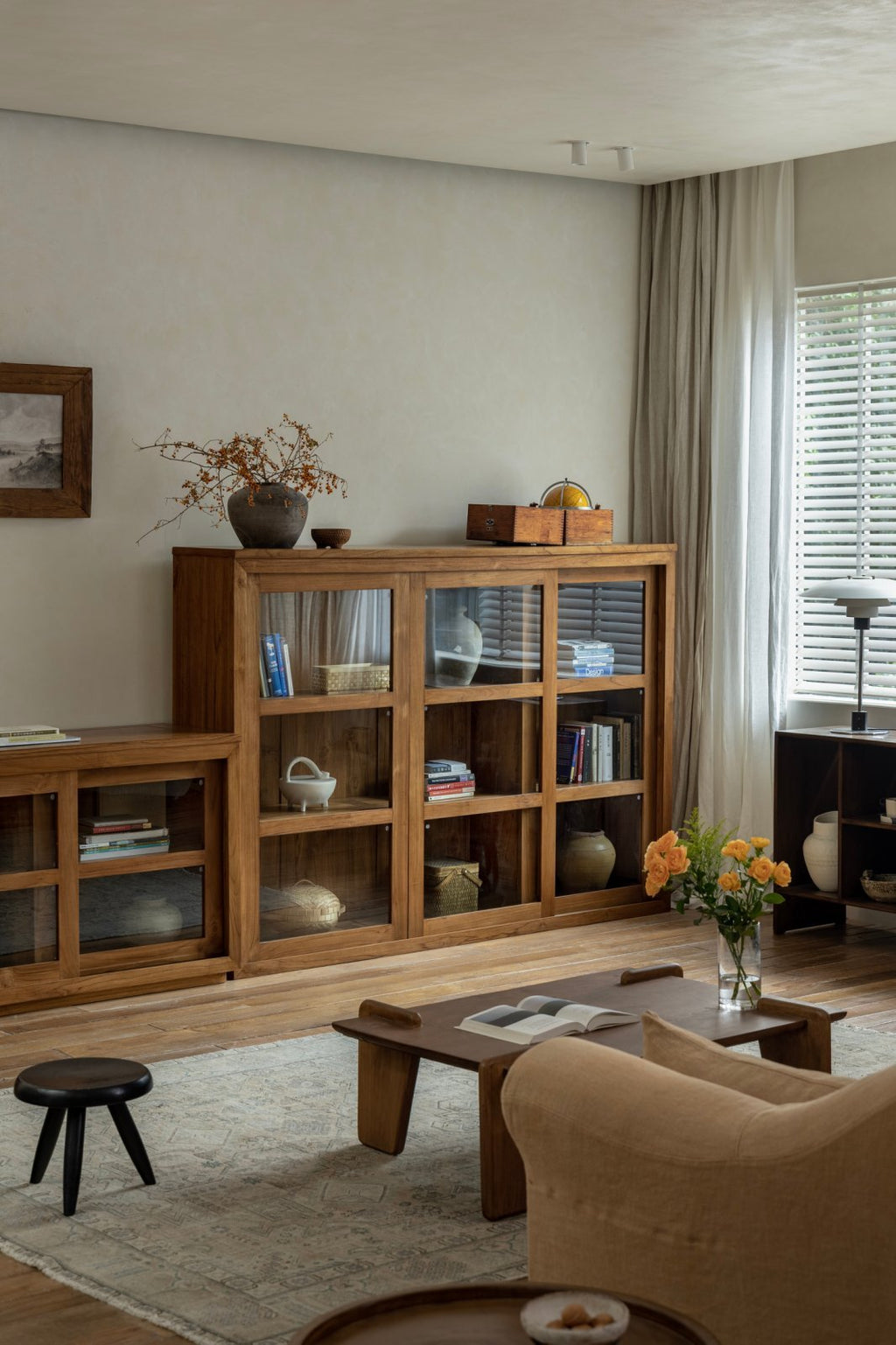 Bücherregal mit Glasfront