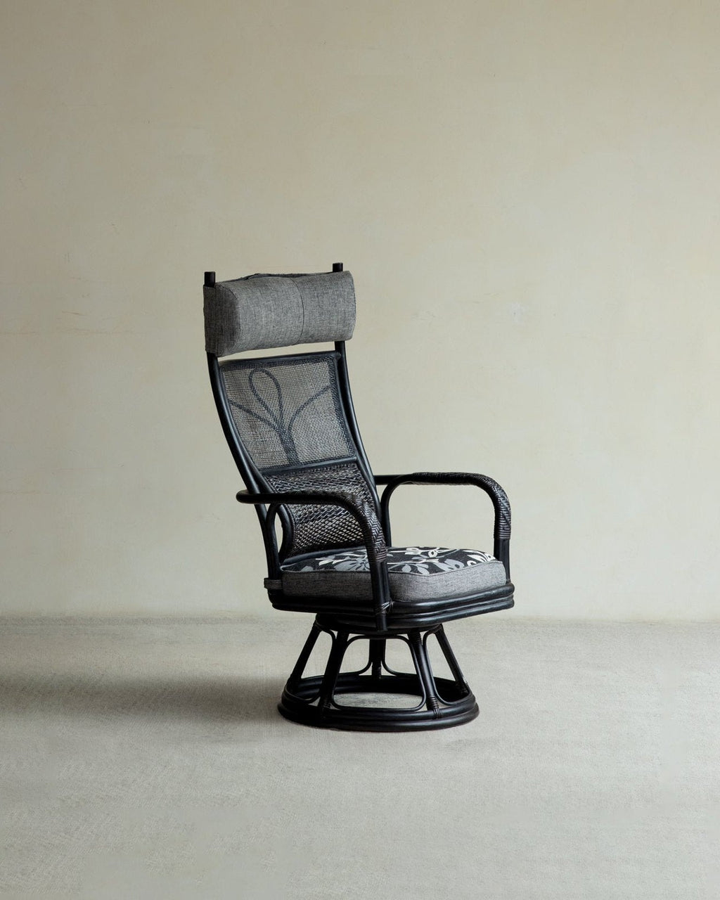 Gakusha Rattan-Drehstuhl