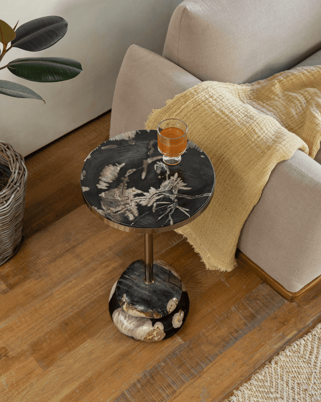 Lolli Beistelltisch aus versteinertem Holz