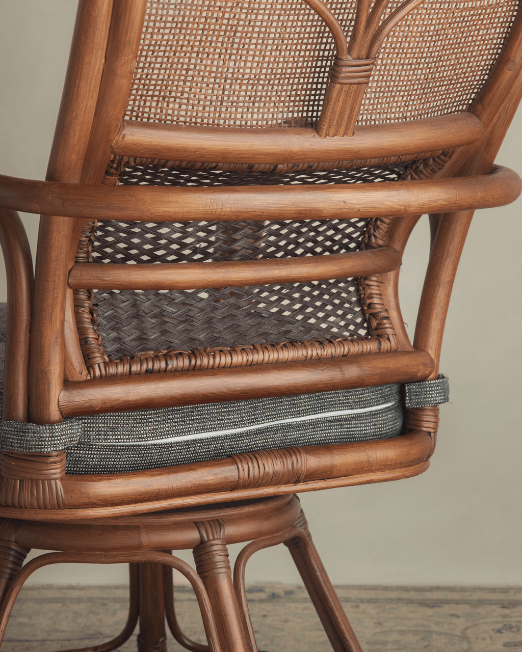 Gakusha Rattan-Drehstuhl