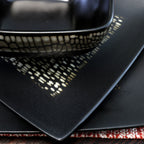 Abstraktes quadratisches Doppelschüssel-Geschirrset aus schwarzem Steingut, 16-teilig