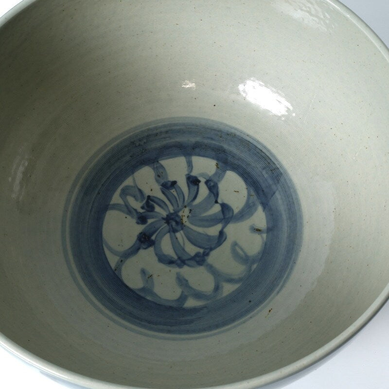 Ca. 16 cm breite, blau-weiße Schale mit Blumenmotiv