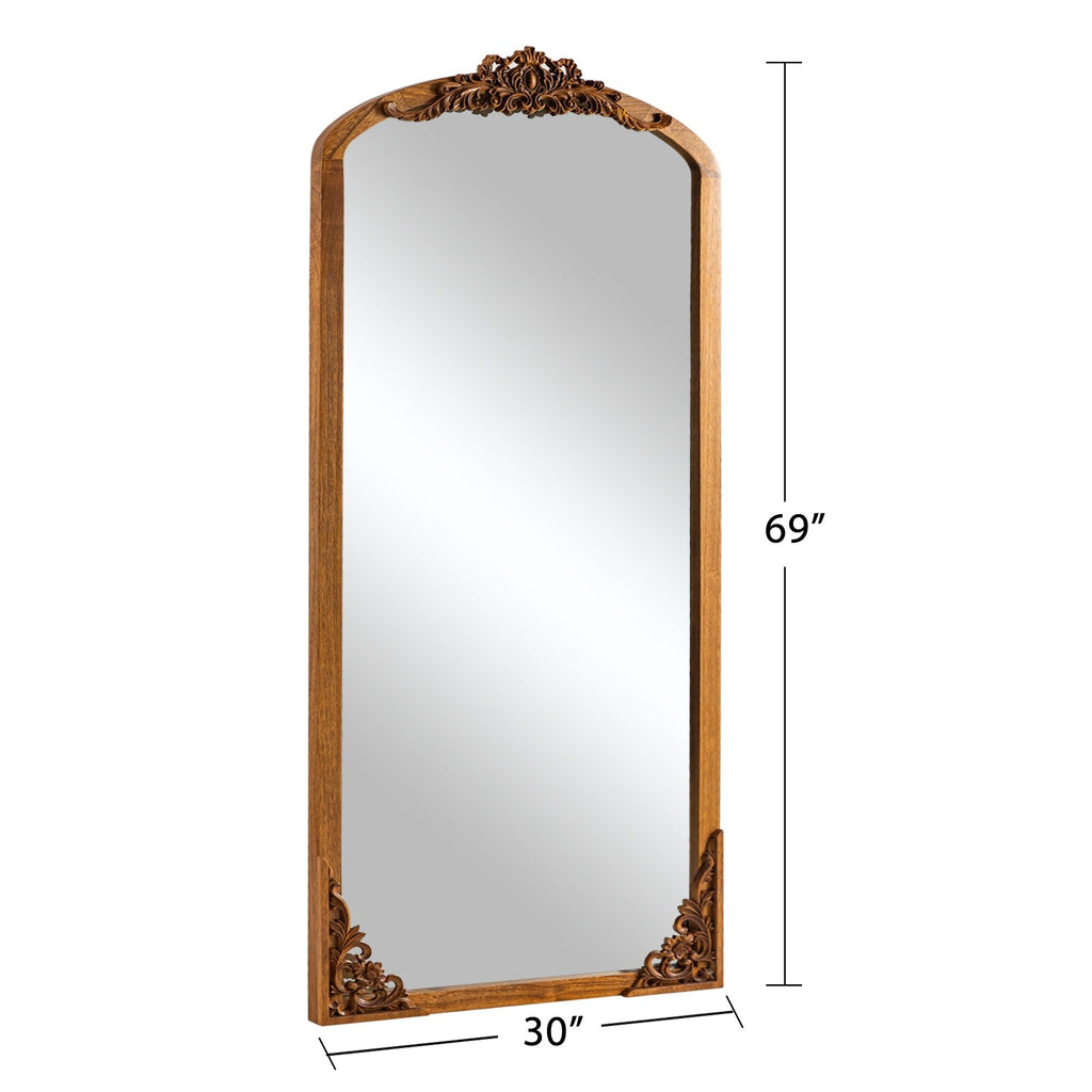 Gewölbter, raumhoher Standspiegel aus Massivholz mit Schnitzereien