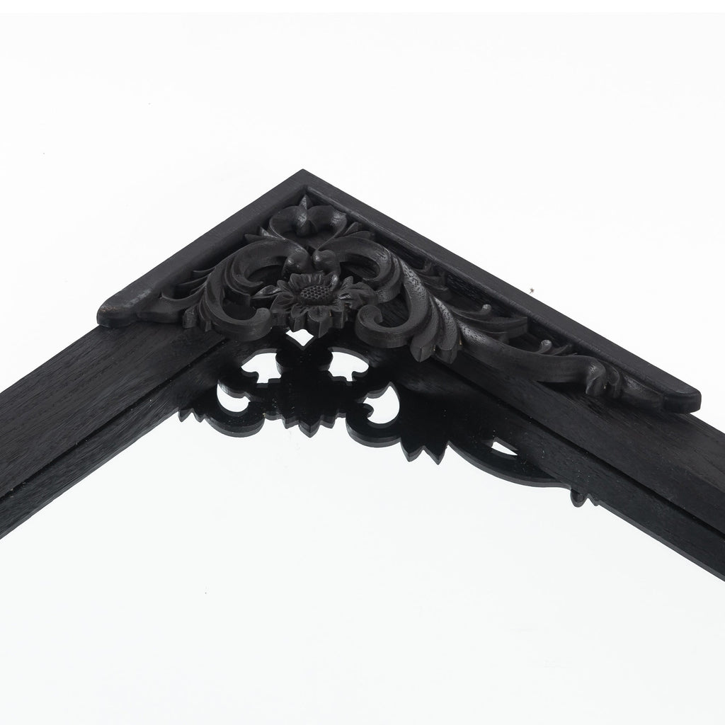 Gewölbter, raumhoher Standspiegel aus Massivholz mit Schnitzereien