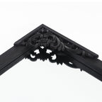 Gewölbter, raumhoher Standspiegel aus Massivholz mit Schnitzereien