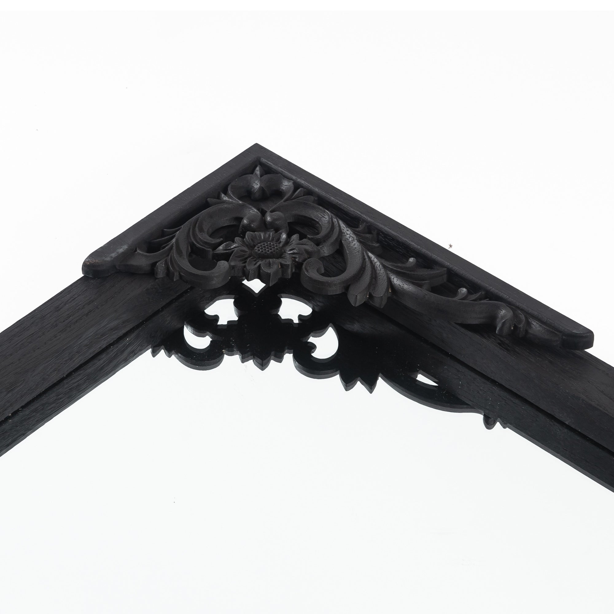 Gewölbter, raumhoher Standspiegel aus Massivholz mit Schnitzereien