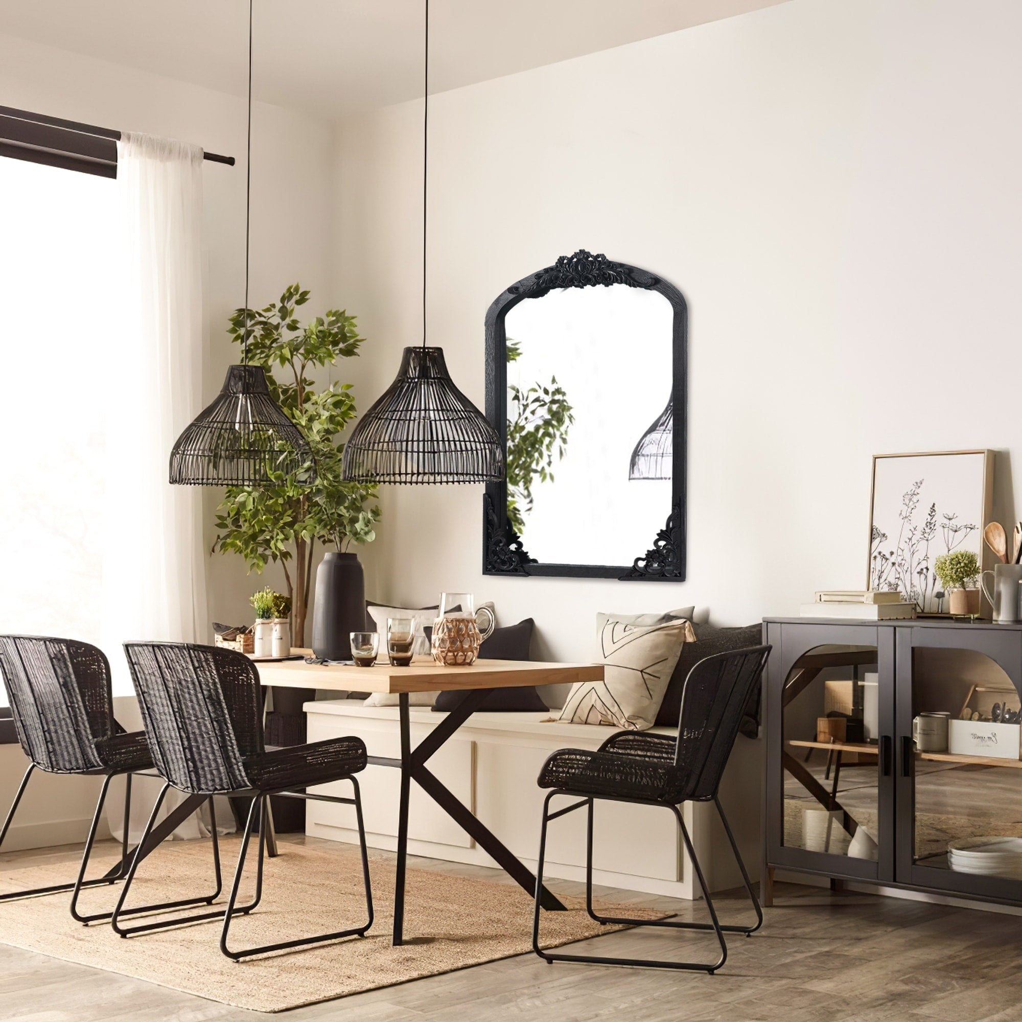 Gewölbter, raumhoher Standspiegel aus Massivholz mit Schnitzereien