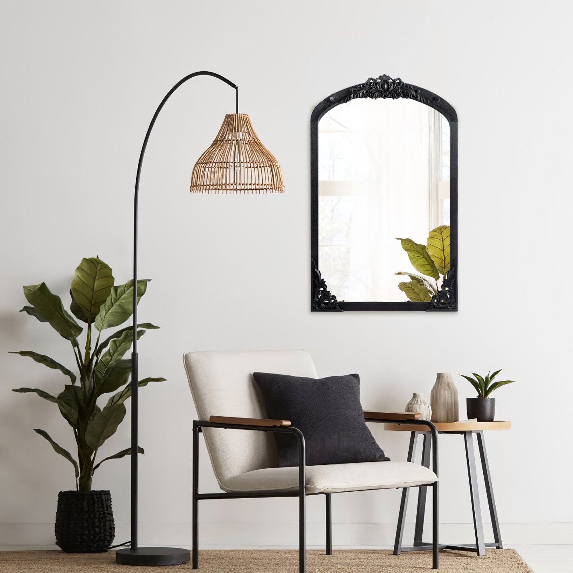 Gewölbter, raumhoher Standspiegel aus Massivholz mit Schnitzereien