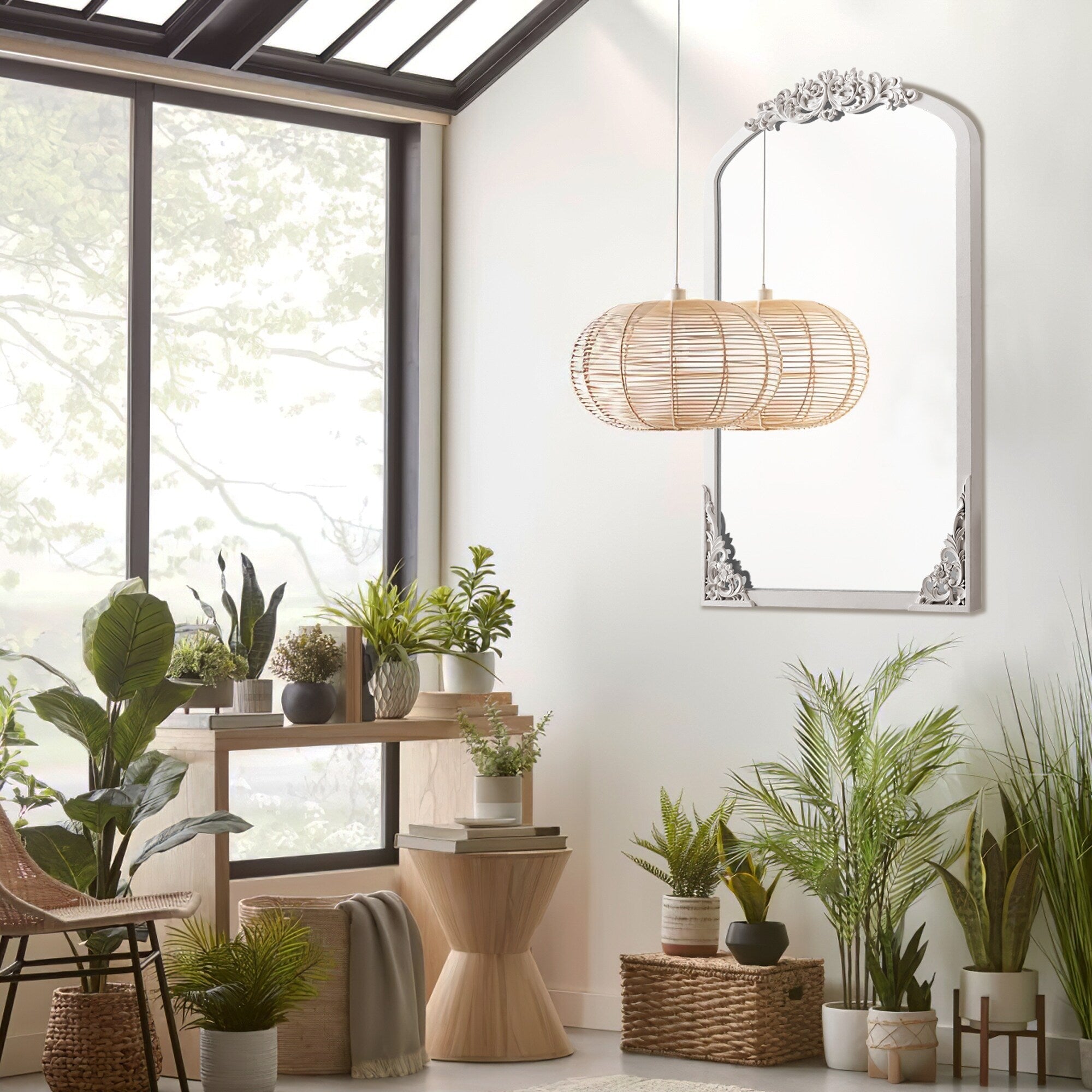 Gewölbter, raumhoher Standspiegel aus Massivholz mit Schnitzereien