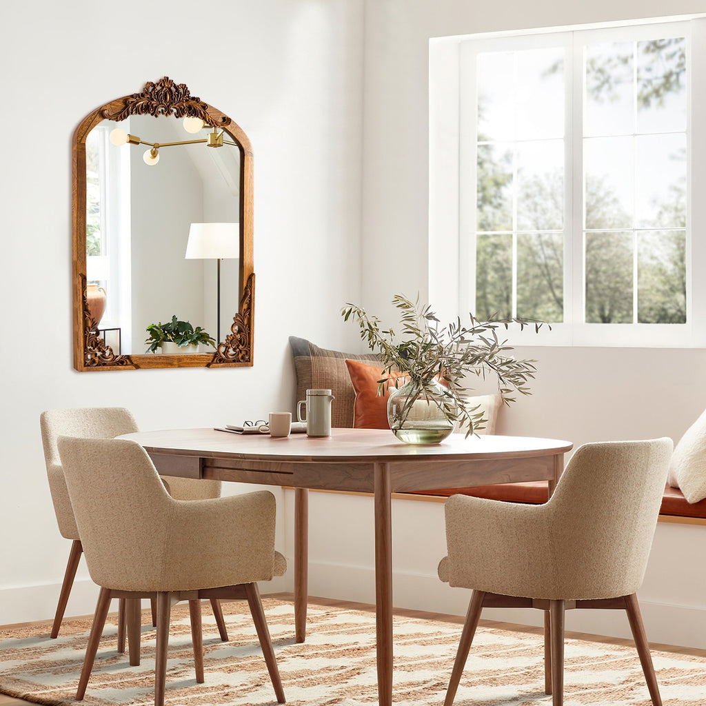 Gewölbter, raumhoher Standspiegel aus Massivholz mit Schnitzereien